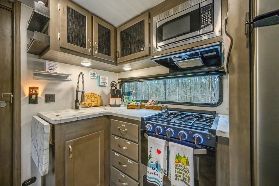 Kitchen stove/oven and refrigerator