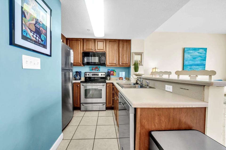 Condo, 1 Queen Bed with Sofa bed (Seychelles 602) | Private kitchen | Oven, toaster, cookware/dishes/utensils
