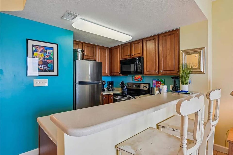 Condo, 1 Queen Bed with Sofa bed (Seychelles 602) | Private kitchen | Oven, toaster, cookware/dishes/utensils