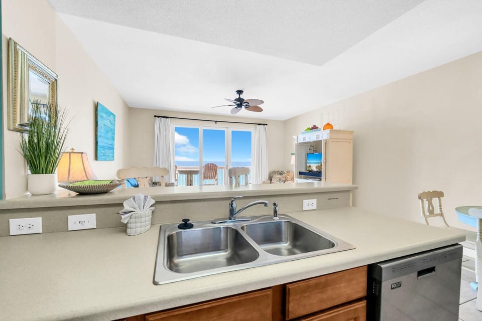 Condo, 1 Queen Bed with Sofa bed (Seychelles 602) | Private kitchen | Oven, toaster, cookware/dishes/utensils