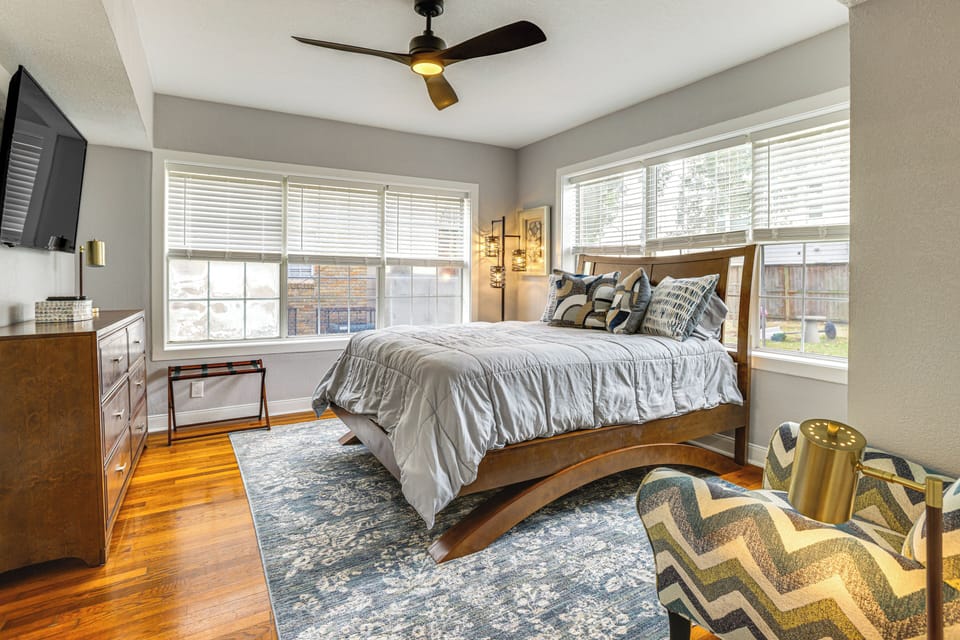 Bedroom 1 | Queen Bed