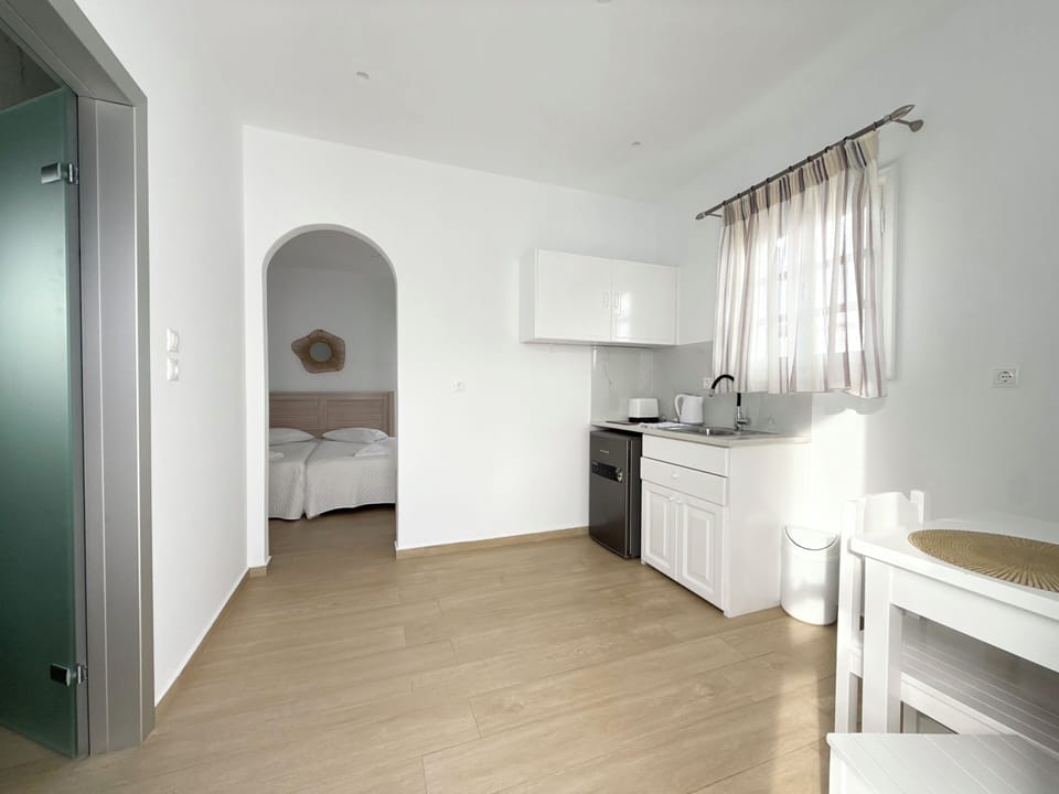 Fridge, stovetop, coffee/tea maker, electric kettle