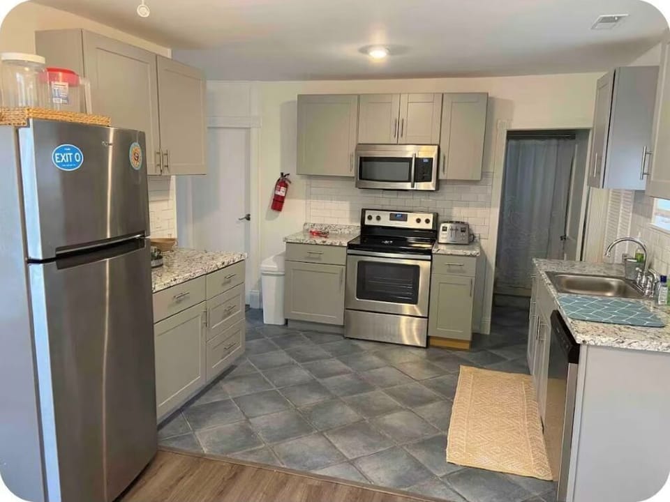 Large kitchen w coffee bar