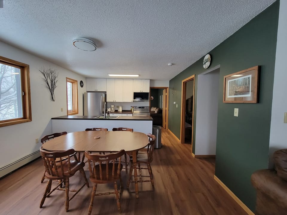 Kitchen & dining area