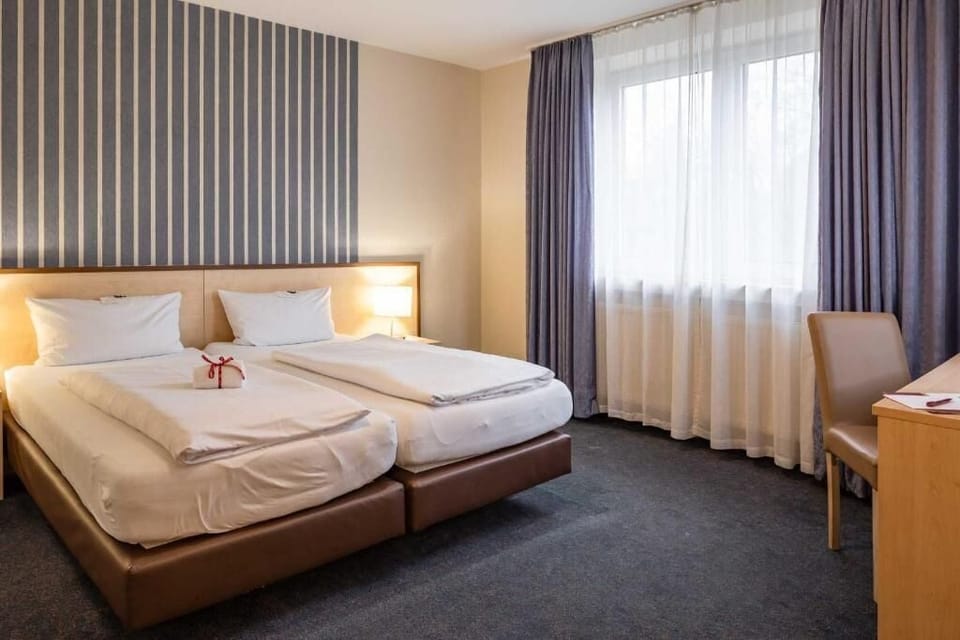 Business Double Room | Desk, soundproofing, iron/ironing board, free WiFi