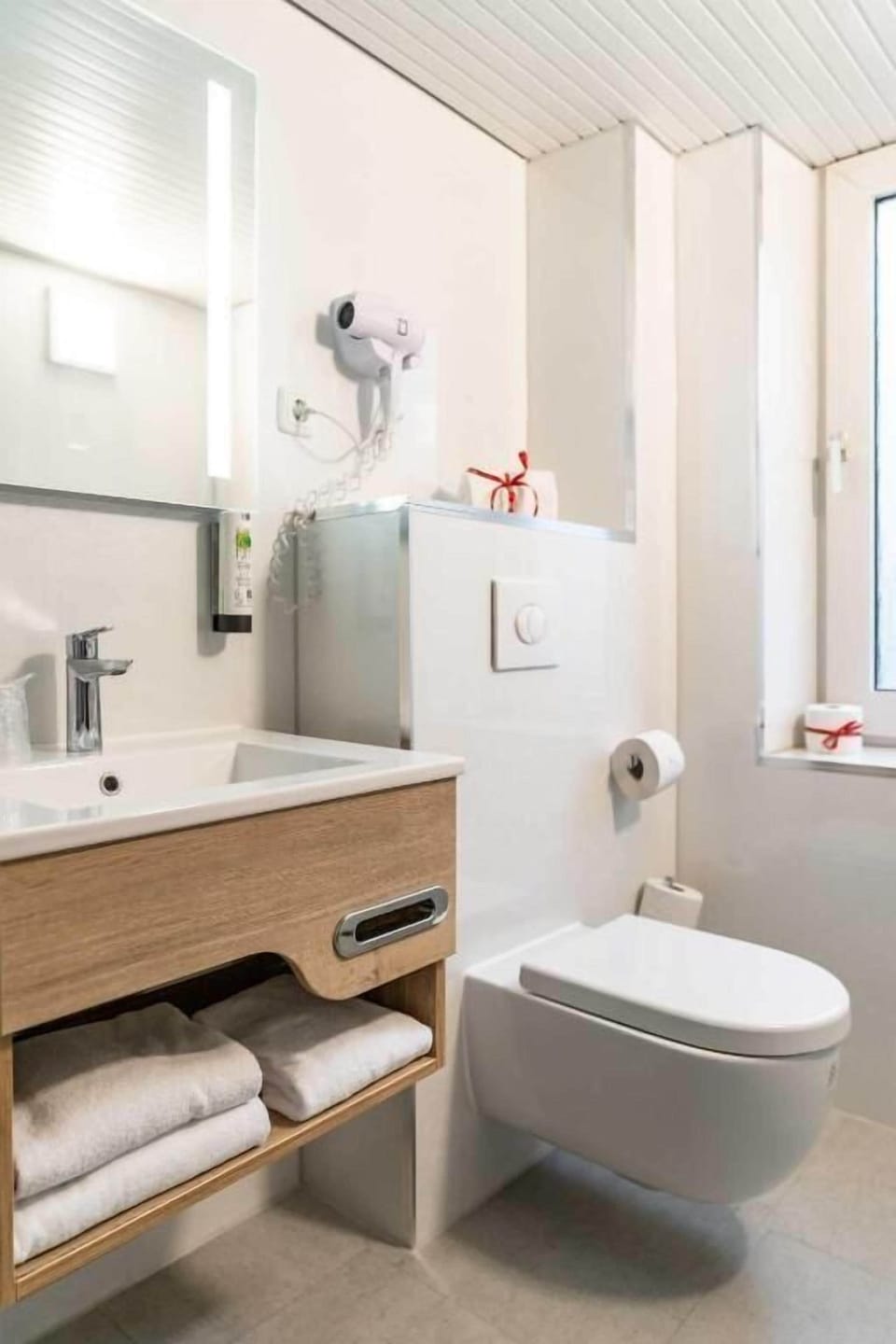 Business Double Room | Bathroom | Shower, hair dryer, towels