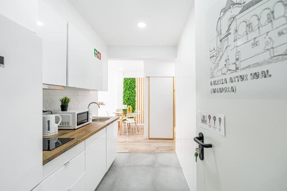 Deluxe Apartment, City View | Private kitchen | Microwave