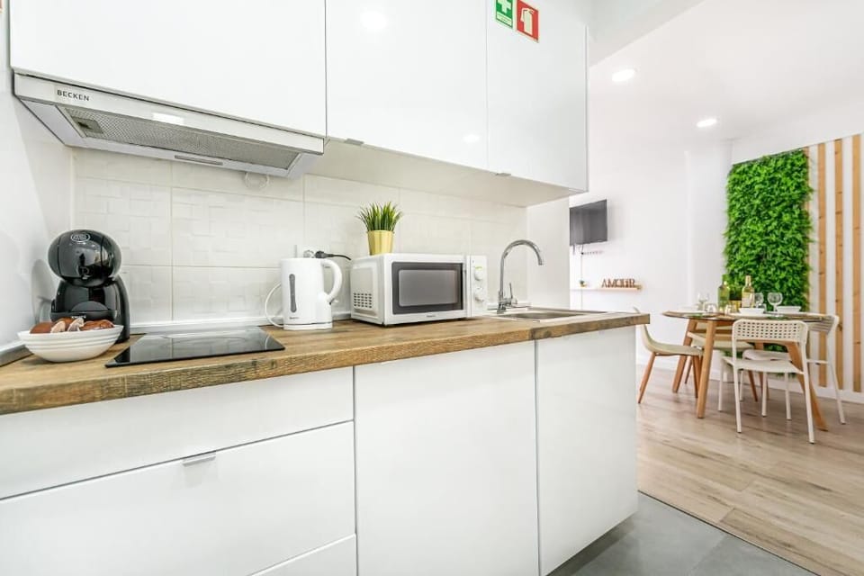 Deluxe Apartment, City View | Private kitchen | Microwave