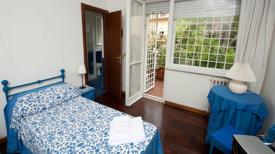 Twin Room | Premium bedding, in-room safe, desk, cribs/infant beds