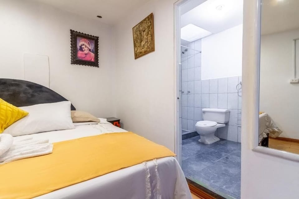 Basic Room | Bathroom | Free toiletries, hair dryer, towels, soap