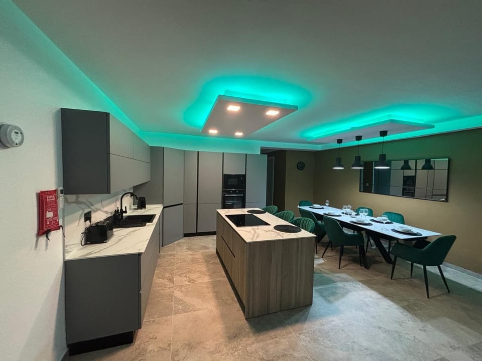 Luxury Apartment, Pool View | Private kitchen | Toaster