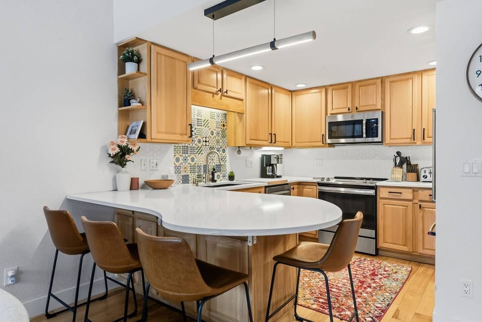 Fully equipped kitchen with bar seating