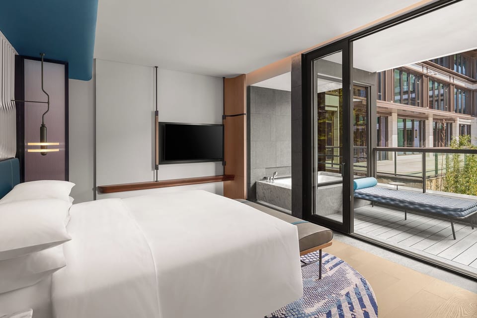 Suite, 1 King Bed, Balcony, Garden View | Iron/ironing board