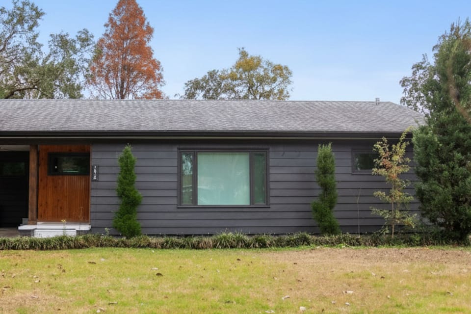 Blue Pelican - near Downtown & beaches in golf cart district of Ocean Springs!