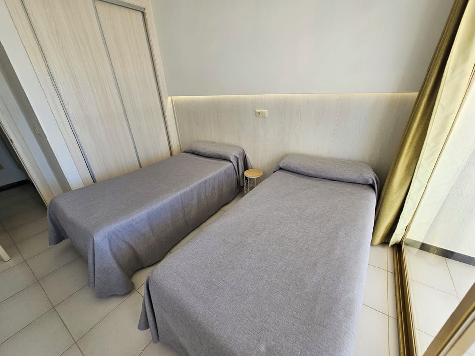 Cribs/infant beds