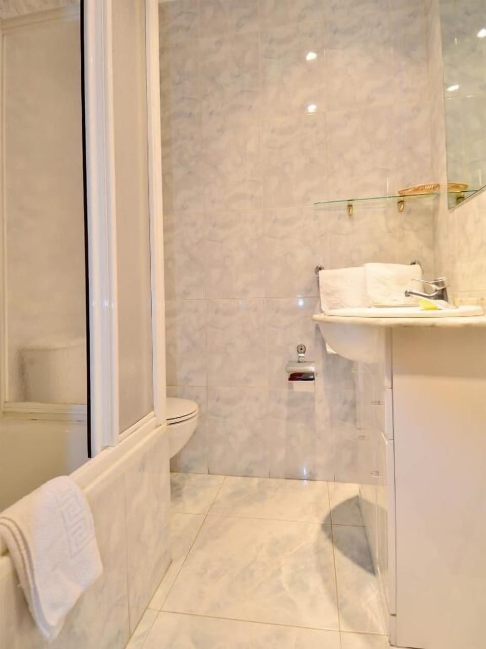 Triple Room | Bathroom | Free toiletries, hair dryer, towels