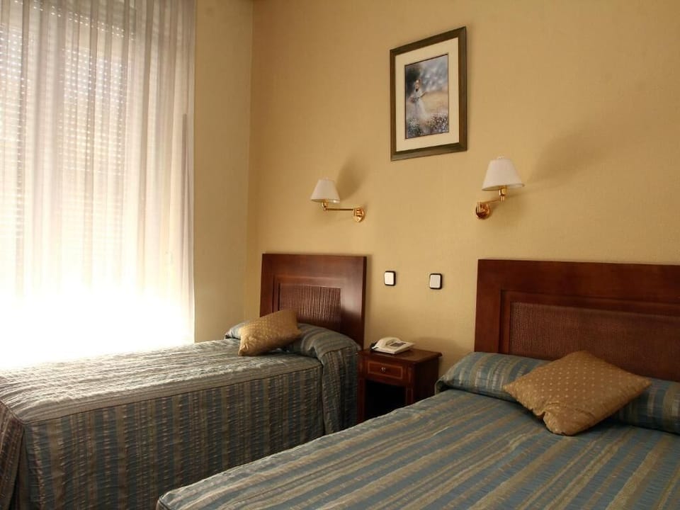 Twin Room | Bathroom | Free toiletries, hair dryer, towels