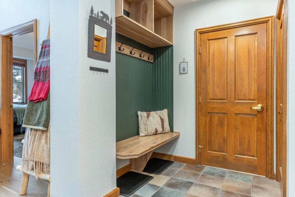 Entry & Coat Area