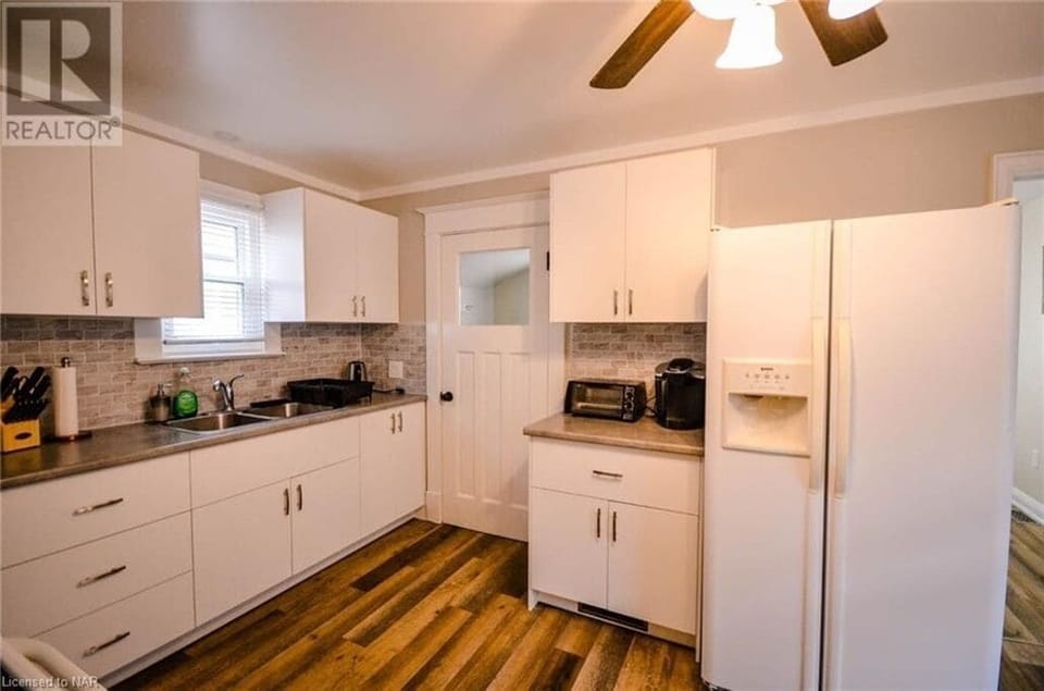 Comfort House | Private kitchen | Coffee/tea maker, electric kettle, dining tables