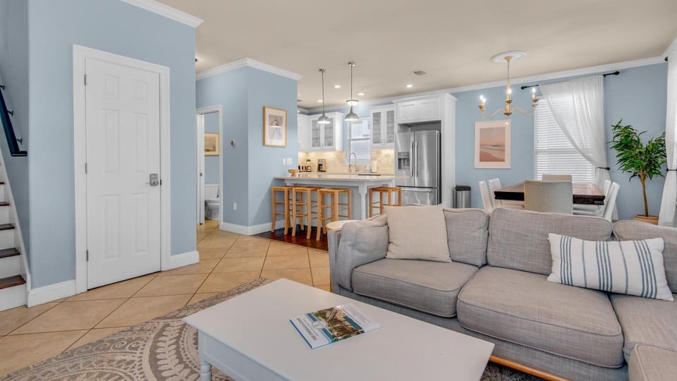Luxury House, 6 Bedrooms, Pets Allowed | Living area | TV, fireplace
