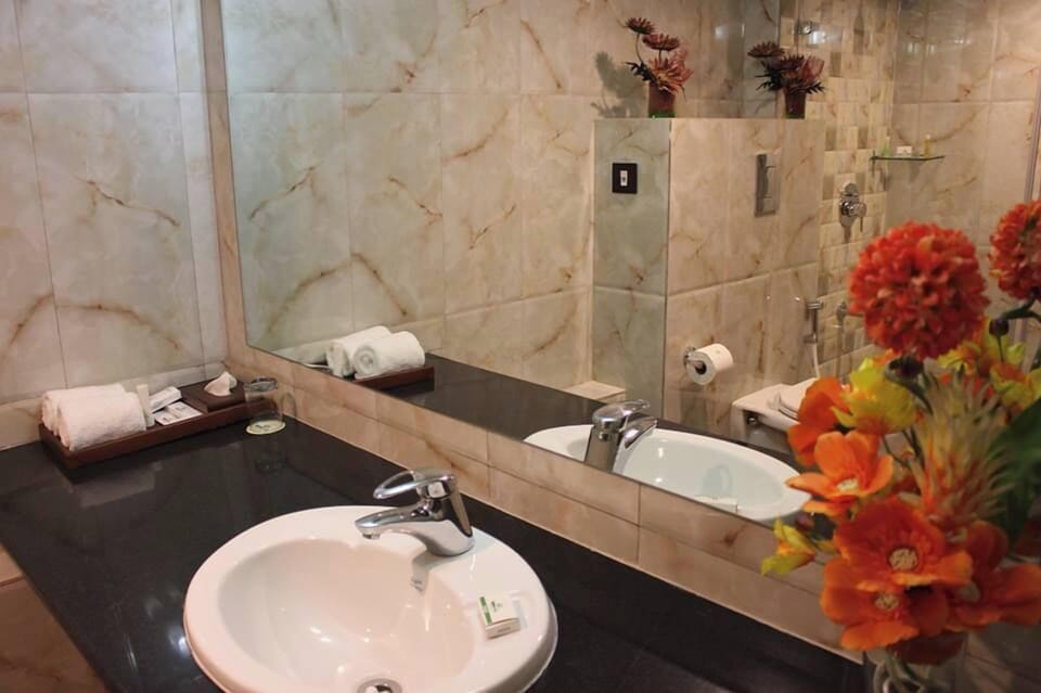 Executive Twin Room, 2 Twin Beds | Bathroom | Slippers