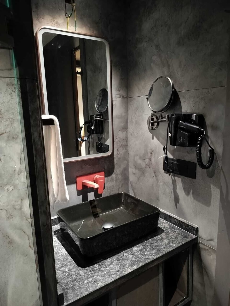 Shower, hair dryer, towels