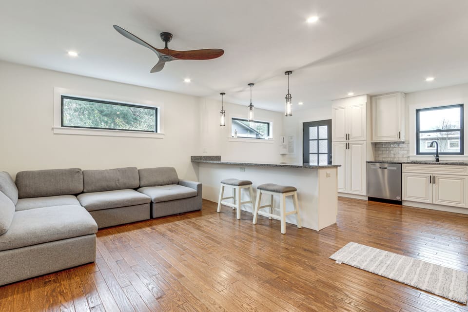 Living Room | Free WiFi | Central Heating & Air Conditioning | Flat-Screen TV