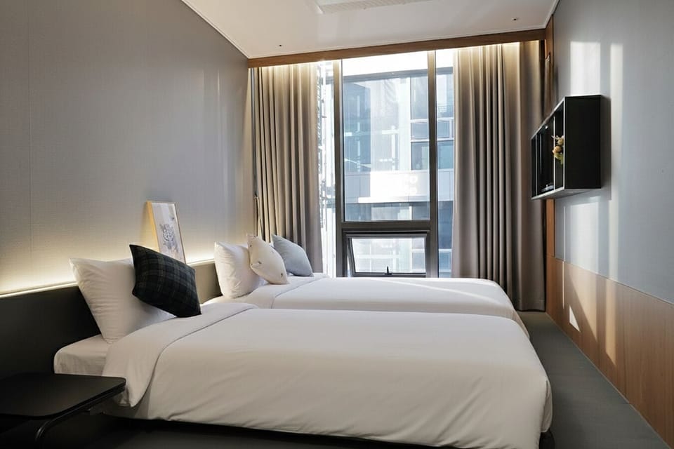 Family Twin Private Room | Blackout drapes, soundproofing, iron/ironing board, free WiFi
