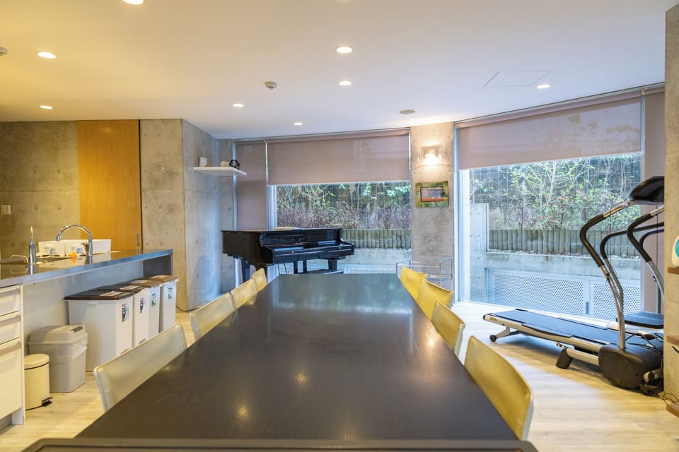 Luxury Villa | Desk, WiFi (free), bed sheets