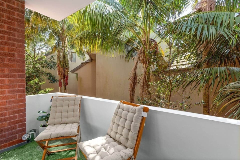 outdoor balcony, fresh air from nearby ocean
Diamond Bay coastal walk Near Bondi & Vaucluse Eastern Suburbs stay
Close to ocean cliffs Quiet coastal neighbourhood Walk to Diamond Bay Reserve, Rose bay, North Bondi, Bondi Beach, double bay, Watson bay