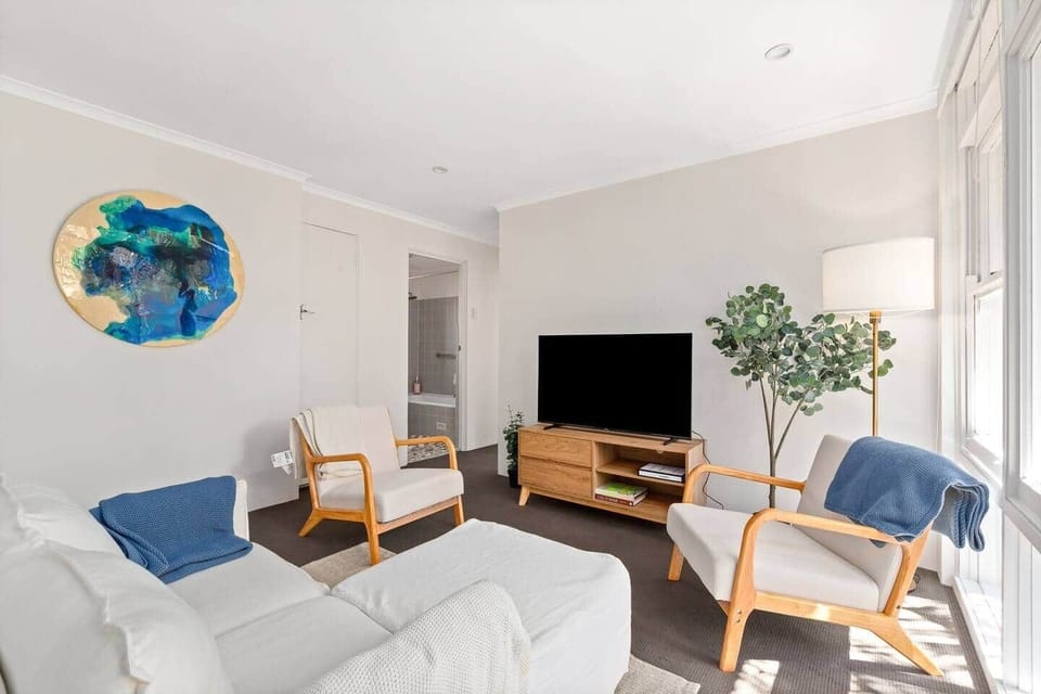 Comfortable couch & chairs, smart tv Netflix
Diamond Bay coastal walk Near Bondi & Vaucluse Eastern Suburbs stay
Close to ocean cliffs Quiet coastal neighbourhood Walk to Diamond Bay Reserve, Rose bay, North Bondi, Bondi Beach, double bay, Watson bay