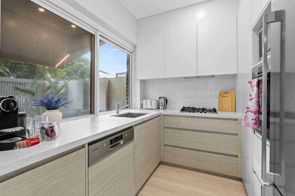 Fully equipped kitchen dishwasher, fridge, Nespresso machine
Modern kitchen with appliances in Bondi apartment