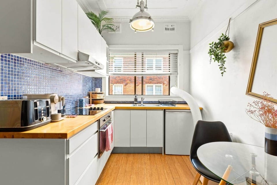 Well equipped kitchen with oven (microwave), toaster/kettle, nespresso machine, fridge and all the kitchen ustensils needed