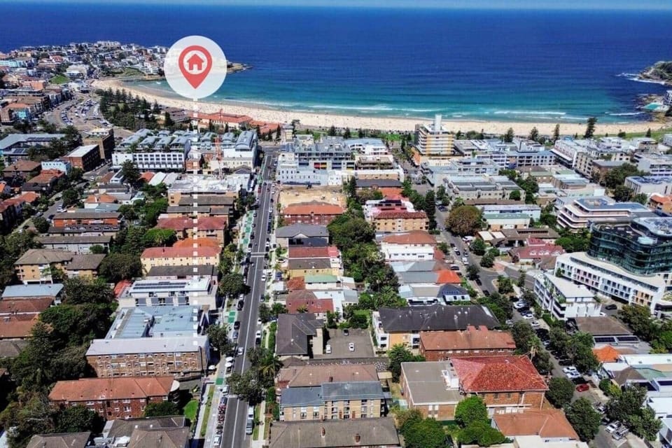 Unit is in the heart of bondi beach, you have a supermarket around the corner, beach down the road and many cafes/restaurants all around
#beach #bondi #bondi junction #bondi beach