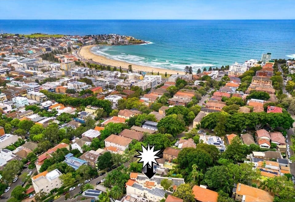 Walk everywhere 
bondi beach, north bondi, tamarama beach, bronte beach, coogee beach, rose bay,  central bondi, beachside apartment,  bondi coastal walk, sydney eastern suburbs, coastal getaway, family friendly, relaxing beach escape