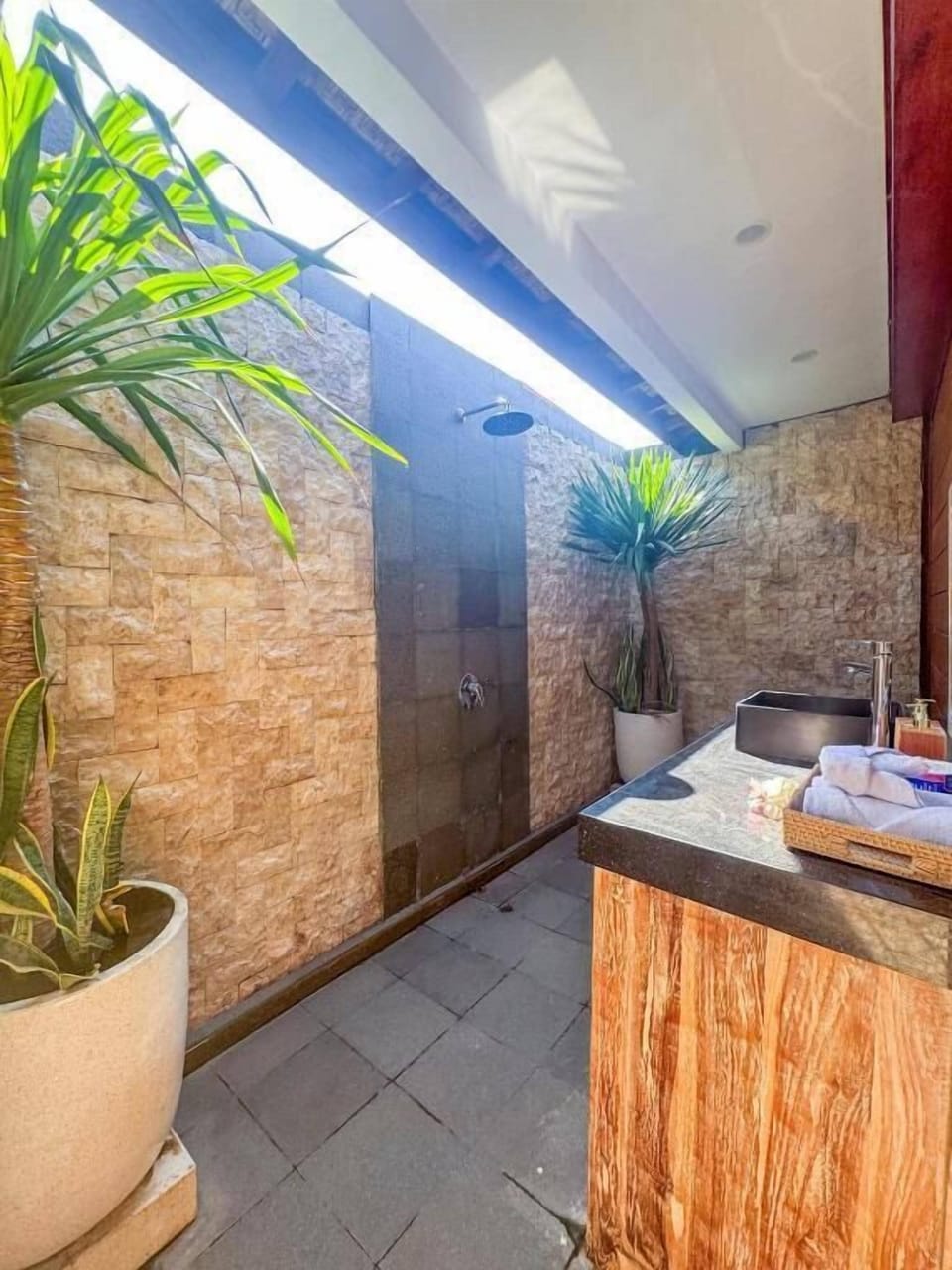 Deluxe Double Room, 1 King Bed, Non Smoking, Courtyard View | Bathroom | Shower, hair dryer, towels, soap