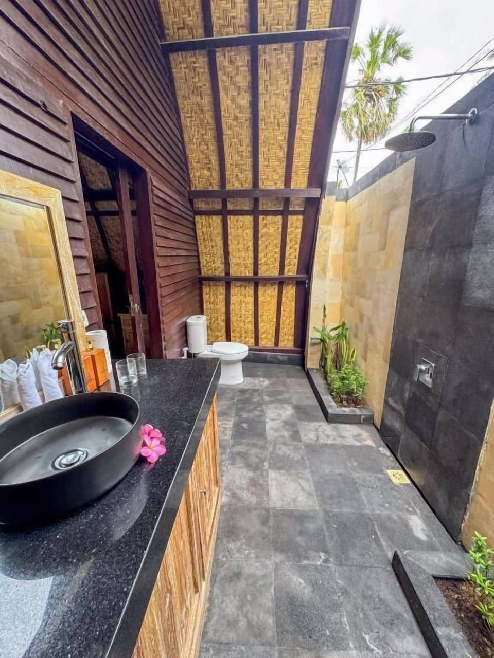 Superior Double Room, 1 King Bed, Non Smoking, Pool View | Bathroom | Shower, hair dryer, towels, soap