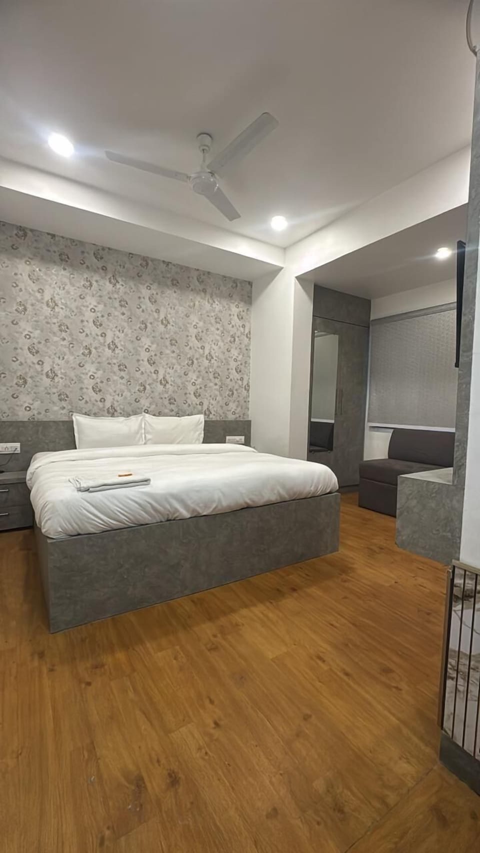 Superior Room | Desk