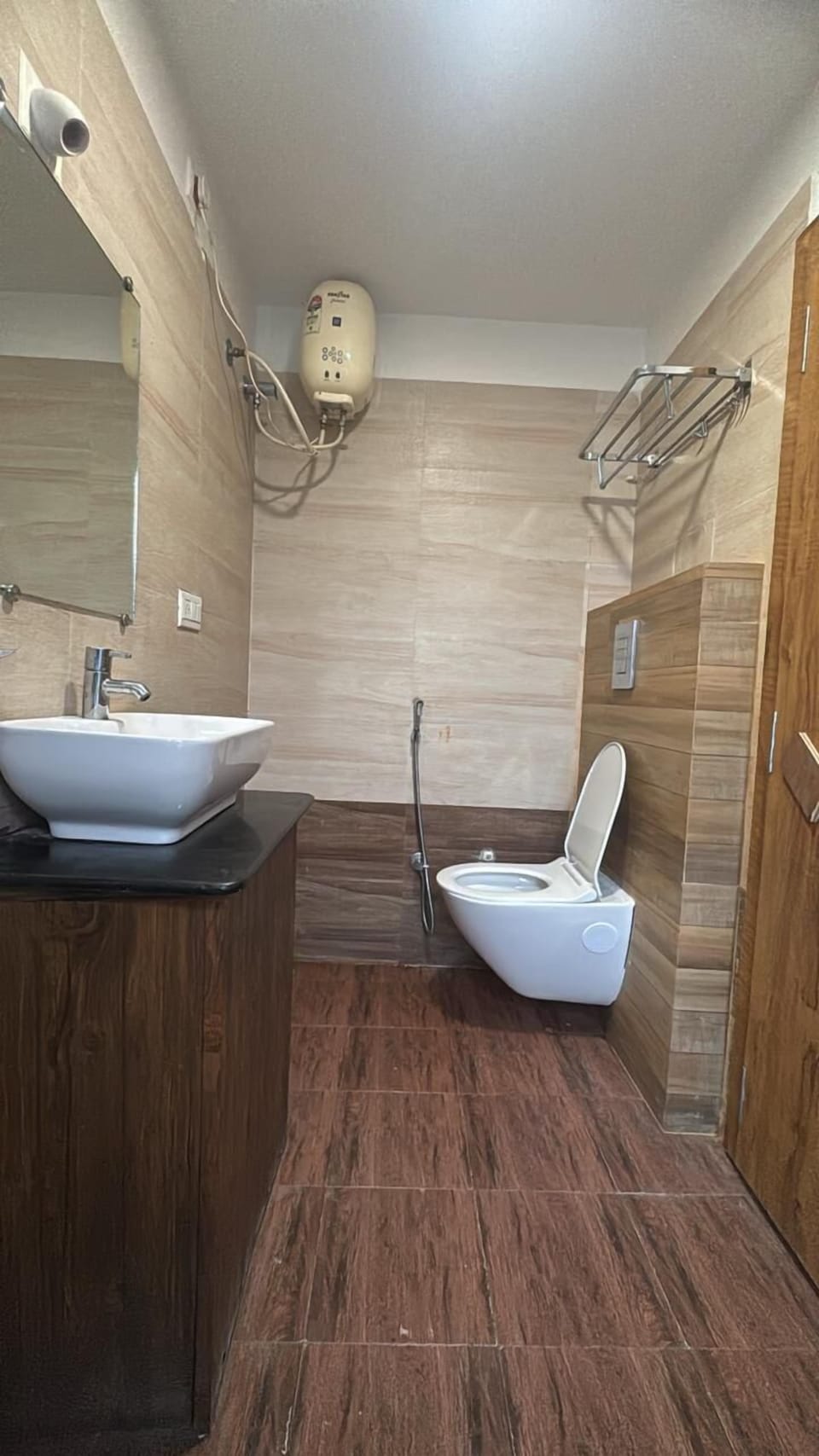 Deluxe Room | Bathroom | Shower, towels, soap, shampoo