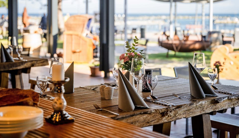 3 restaurants, breakfast, lunch, dinner served; international cuisine