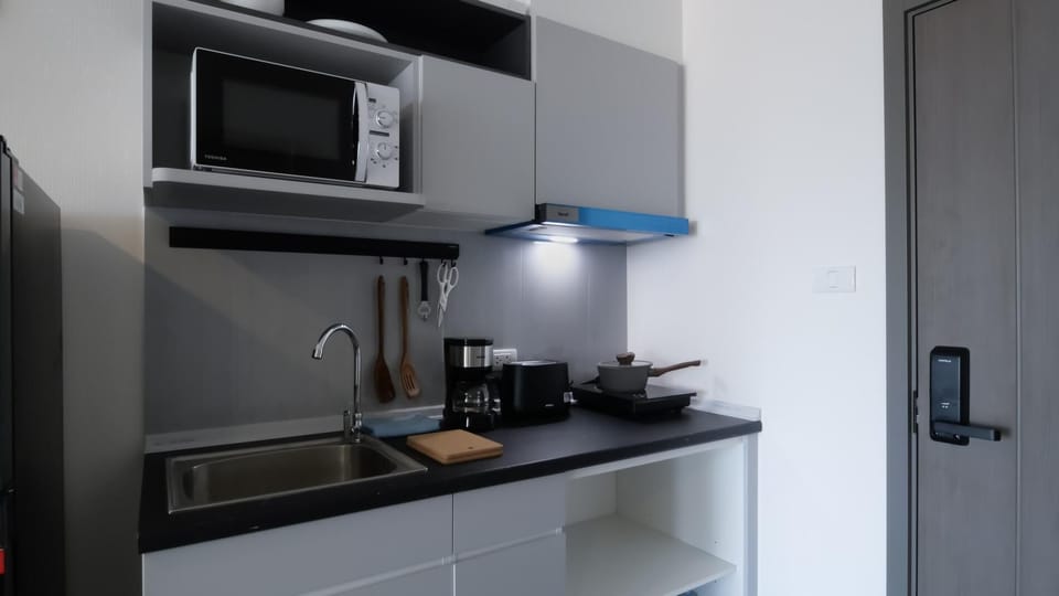 Condo, 1 Bedroom, Balcony, City View | Private kitchen | Full-size fridge, microwave, stovetop, cookware/dishes/utensils