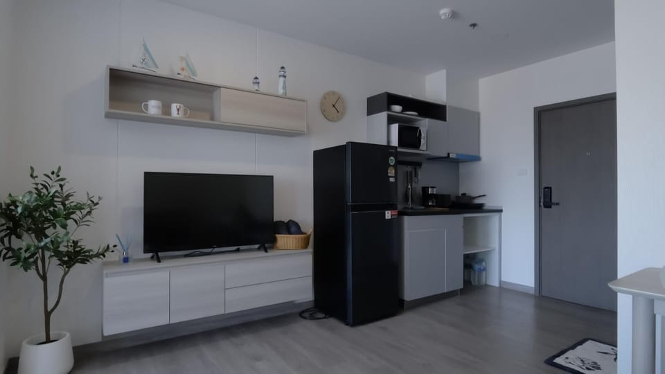 Condo, 1 Bedroom, Balcony, City View | Private kitchen | Full-size fridge, microwave, stovetop, cookware/dishes/utensils