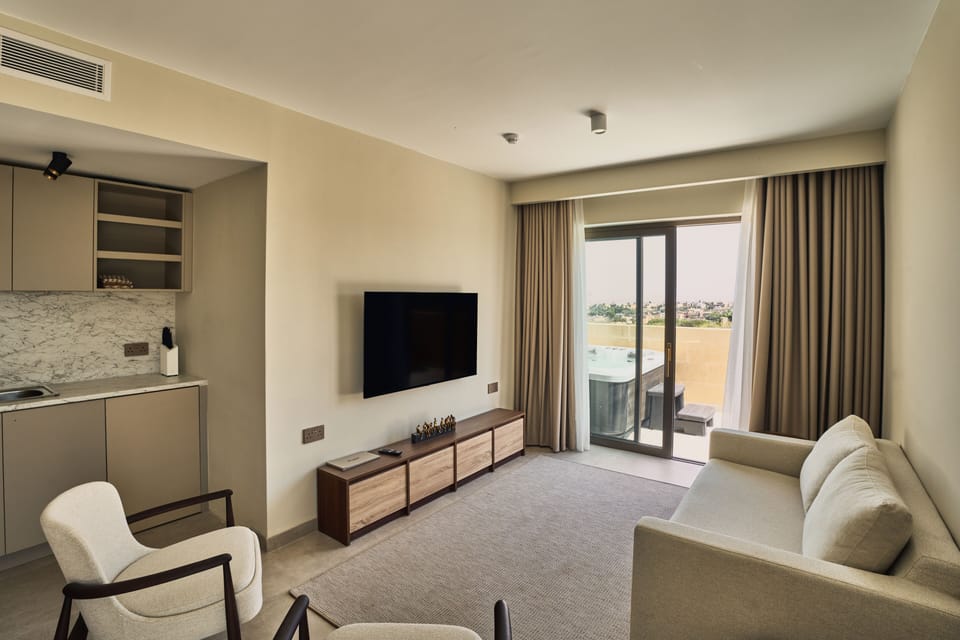 Quaint Signature Suite | Minibar, in-room safe, desk, blackout drapes