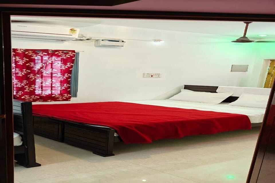 Deluxe Single Room, Balcony, Mountain View | Laptop workspace, free WiFi