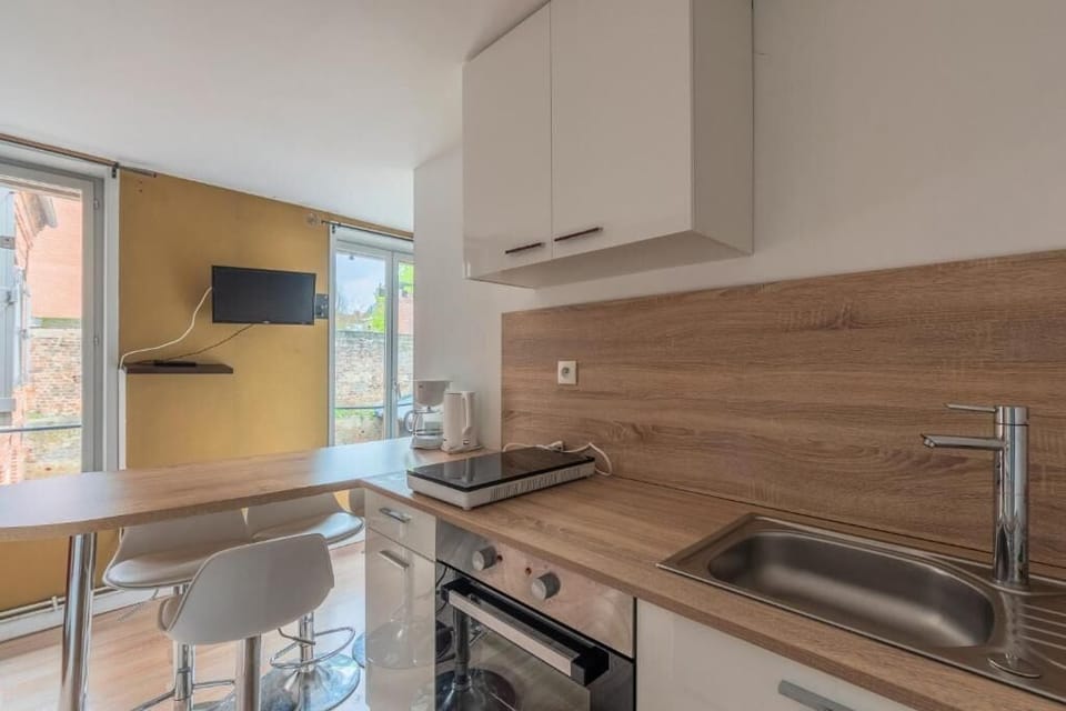 Apartment, 2 Bedrooms, Courtyard View | Private kitchen