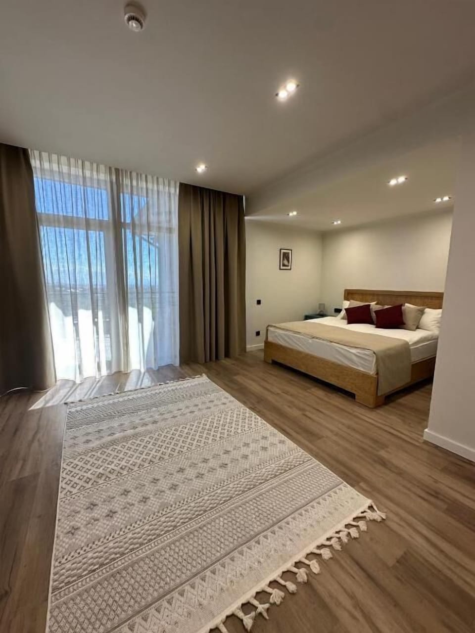 Suite | Hypo-allergenic bedding, in-room safe, individually decorated