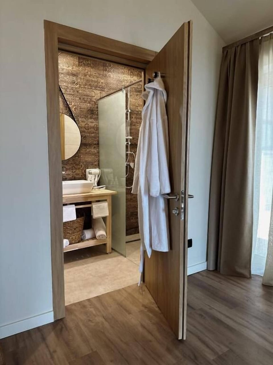 Deluxe Suite | Bathroom | Eco-friendly toiletries, bathrobes, slippers, towels