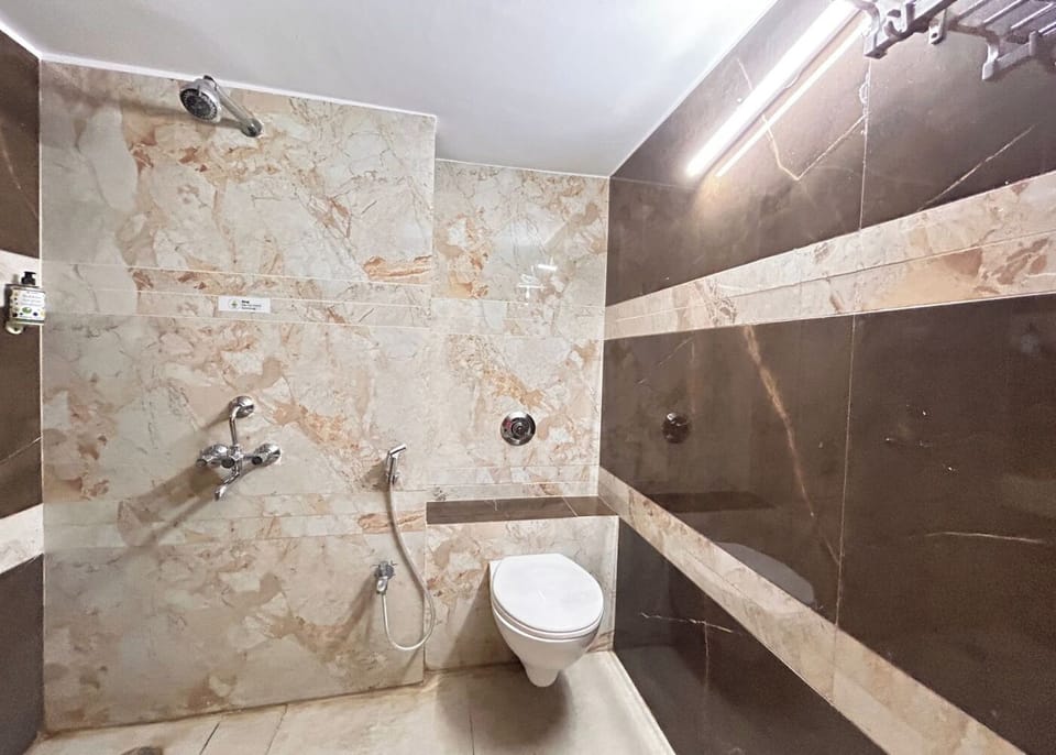 Deluxe Room | Bathroom | Shower, free toiletries, towels, soap