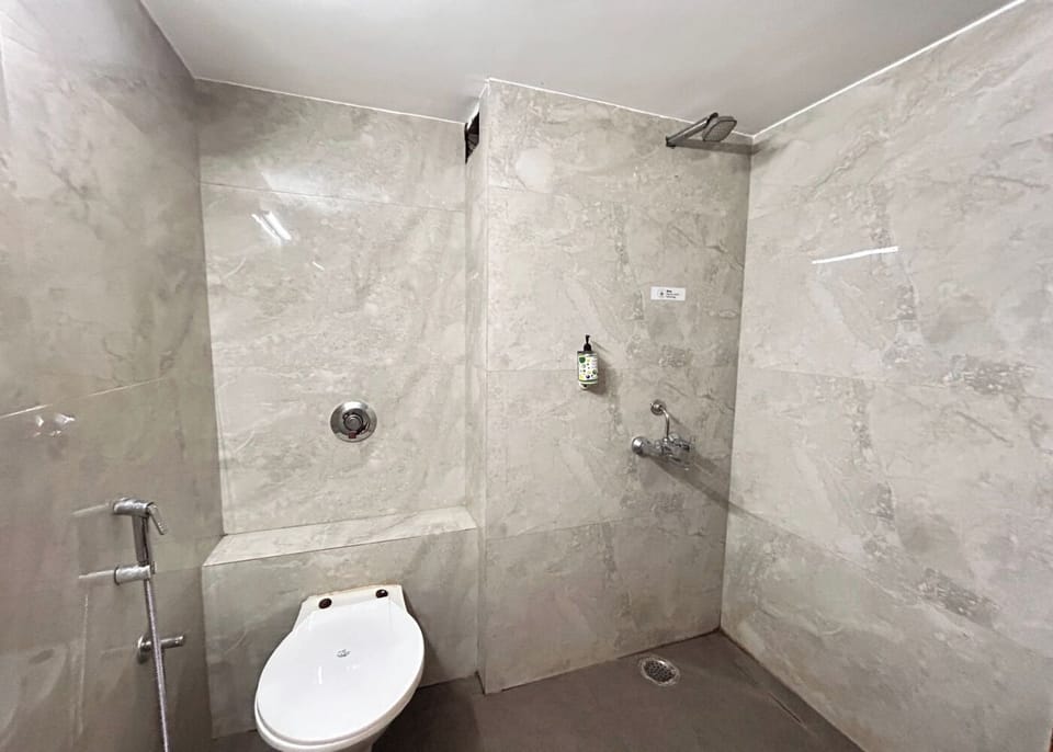 Deluxe Room | Bathroom | Shower, free toiletries, towels, soap