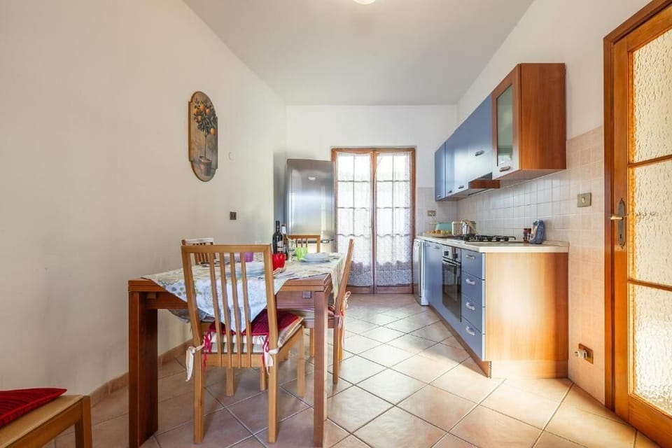 Full-size fridge, microwave, stovetop, dishwasher